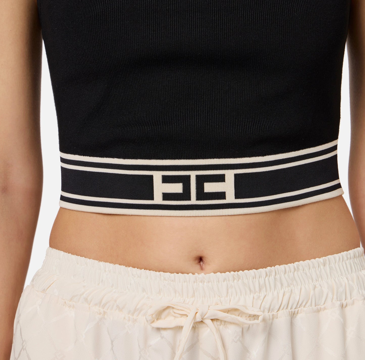 Top cropped de viscosa con bandas en contraste